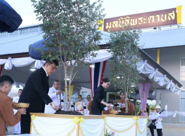 พระเจ้าอยู่หัวและพระราชชินี ทรงเปิดอาคารมูลนิธิพระดาบส ... พารามิเตอร์รูปภาพ 5