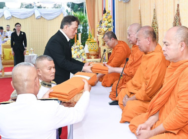 พระเจ้าอยู่หัวและพระราชชินี ทรงเปิดอาคารมูลนิธิพระดาบส ... พารามิเตอร์รูปภาพ 6