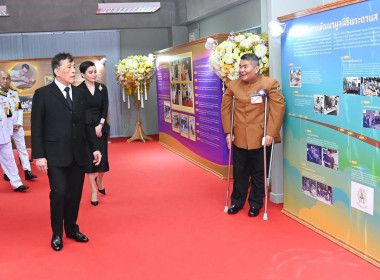 พระเจ้าอยู่หัวและพระราชชินี ทรงเปิดอาคารมูลนิธิพระดาบส ... พารามิเตอร์รูปภาพ 7